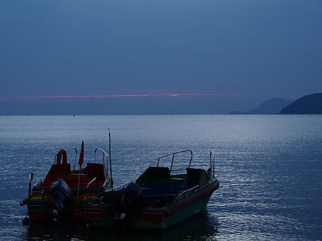 渔船捕捞货运海洋蓝色漂浮水域渔业夏季早晨