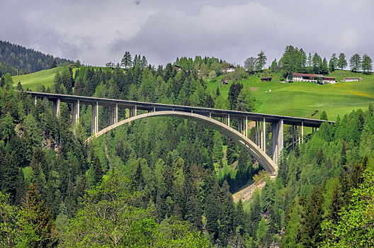 高速公路,阿尔卑斯山