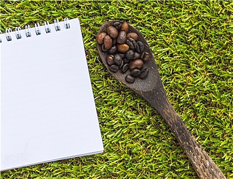 咖啡豆,勺子,笔记本