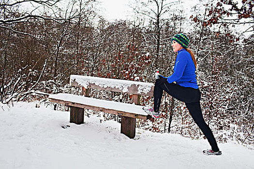 女性,跑步,伸展,练习,雪中