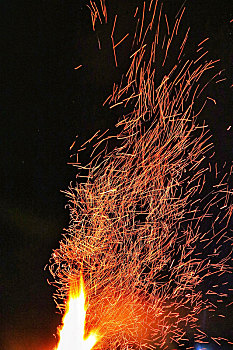 中国湖北省恩施市土家族女儿会的篝火表演