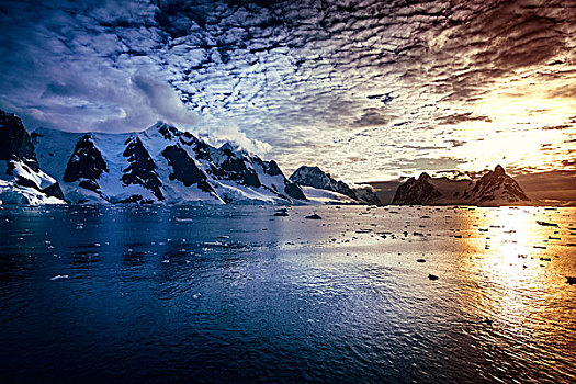 南极海峡落日