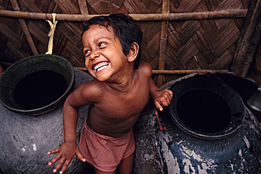 站立,靠近,大,罐,女孩,孩子,户外,小屋,贫民窟,区域,达卡,孟加拉