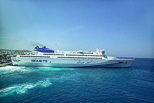 希腊雅典停靠在海岛边的blue,star,邮轮