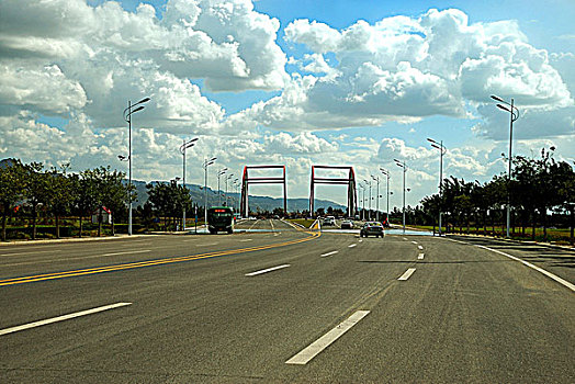 蓝天白云下的路和公路桥