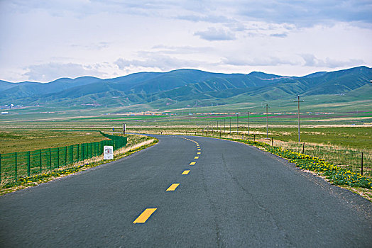 草原公路山峰