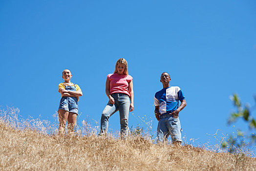 三个,年轻人,朋友,上面,山,公园,仰视,洛杉矶,加利福尼亚,美国
