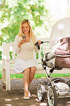 家庭,亲子,科技,人,概念,高兴,母亲,智能手机,婴儿车,公园