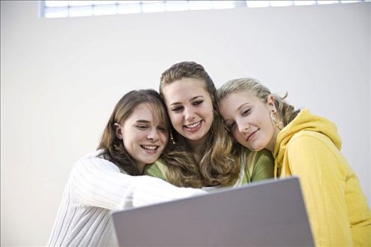 三个,微笑,女青年,坐,正面,电脑