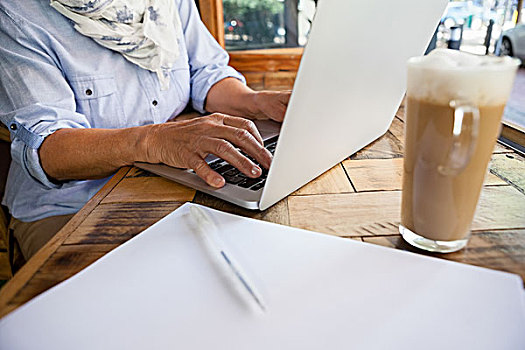 特写,女人,工作,笔记本电脑,寒冷,咖啡,桌子,店