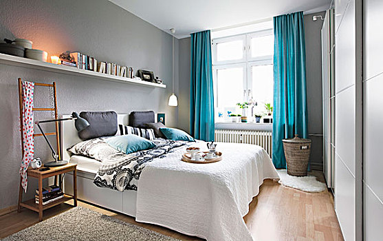 卧室,墙壁,蓝色,帘,长,书架,上方,双人床
