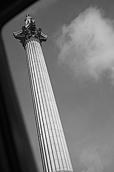 仰视,汽车玻璃,纳尔逊纪念柱,天空,伦敦,英格兰,英国