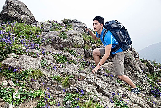 户外旅行中的男士