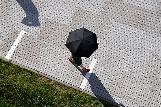 女人,走,广场,拿着,伞