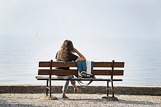 后视图,坐,女人,长椅,看,加尔达湖,威尼托,意大利,欧洲
