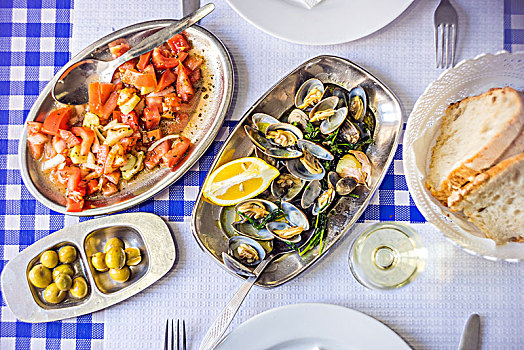 遮盖,桌子,美味,蛤,银器,白葡萄酒,番茄沙拉,面包,橄榄,俯视,葡萄牙,欧洲