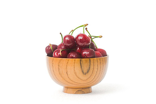 木碗盛一碗樱桃在白色背景上