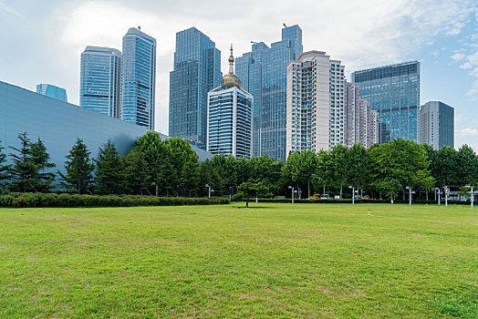 青岛五四广场,公园和现代城市建筑