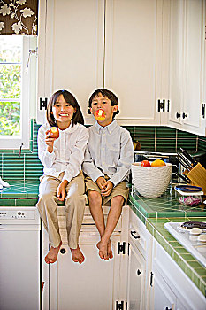 男孩,姐妹,坐,厨房操作台,吃,苹果