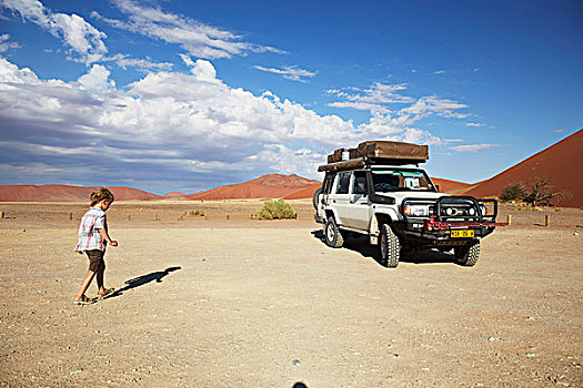 男孩,走,交通工具,纳米比诺克陆夫国家公园,纳米布沙漠,索苏维来地区,死亡谷,非洲