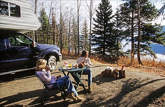 伴侣,享受,早餐,靠近,湖,旅行,皮卡,露营者,阿拉斯加公路,加拿大