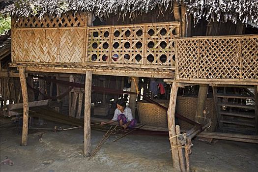 缅甸,河,女人,布,织布机,下方,房子,乡村,堤岸