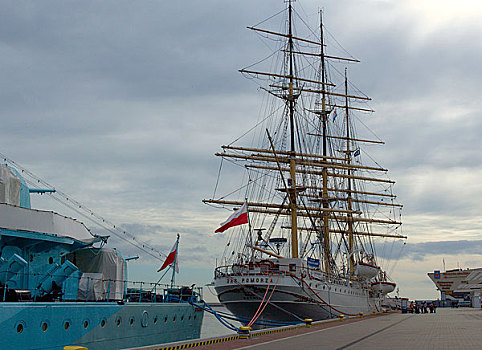 波兰格丁尼亚港口·仿古海盗船