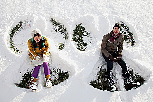 年轻,情侣,制作,雪,天使