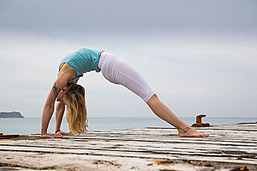 中年,女人,后弯腰,练习,瑜珈,木质,海洋,码头