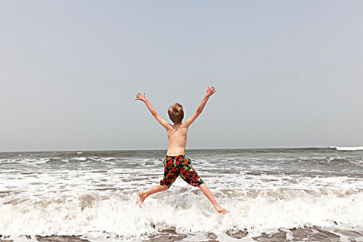 后视图,男孩,跳跃,海洋,果阿,印度,亚洲
