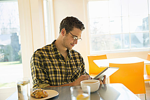 男青年,咖啡馆,读,平板电脑
