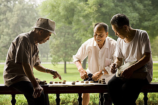 三个男人,玩,棋类游戏,户外,微笑