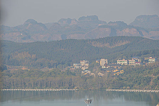 建筑群,河流,村庄,山,树林,蓝天,云