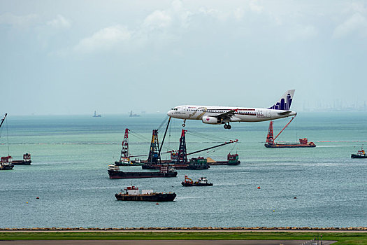 一架香港快运航空的客机正降落在香港国际机场