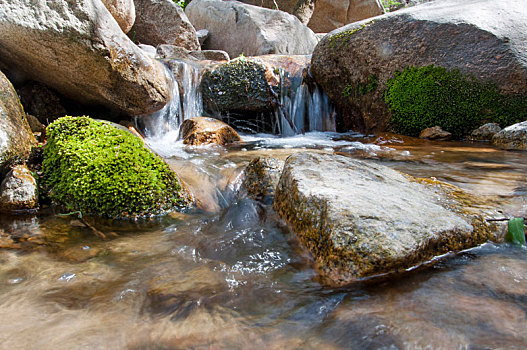 清澈见底的山泉溪水和水边的岩石