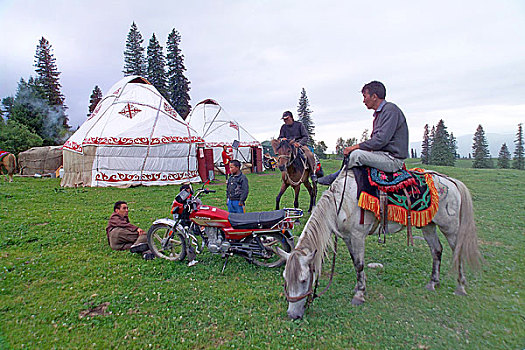 新疆维吾尔族群众