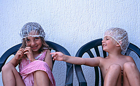两个孩子,浴帽