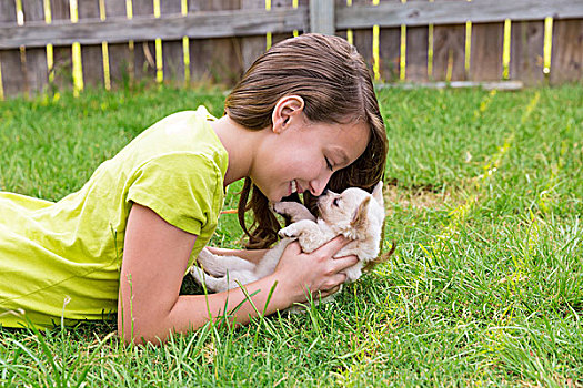 儿童,女孩,小狗,狗,高兴,玩,宠物,卧,后院,草坪