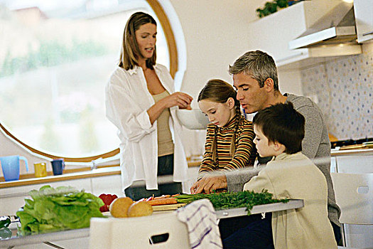 家庭,一起,厨房,父亲,帮助,女儿,切削,蔬菜
