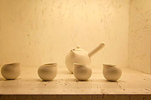 一套水滴型白釉茶壶