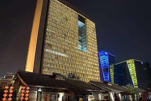 北京东四十条南新仓和新保利大厦夜景