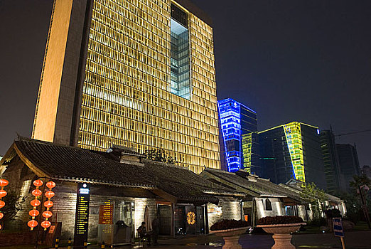 北京东四十条南新仓和新保利大厦夜景