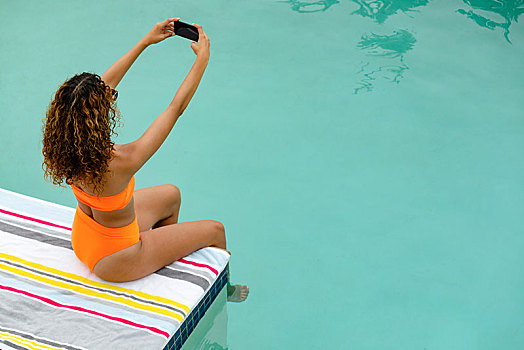 女人,手机,坐,边缘,游泳池