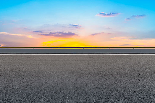 彩云和日出日落和沥青高速公路