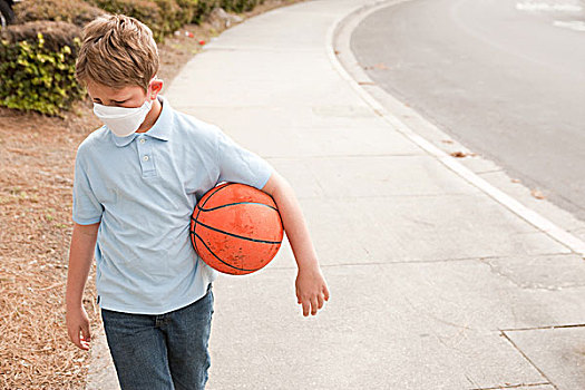男孩,穿,防尘口罩,拿着,篮球