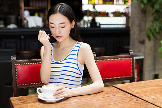 女人坐那喝咖啡的图片图片