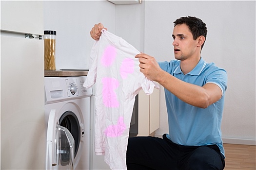 惊奇,男人,看,脏,t恤,洗衣机