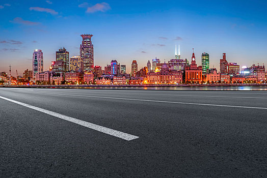 城市道路夜景和上海陆家嘴建筑景观