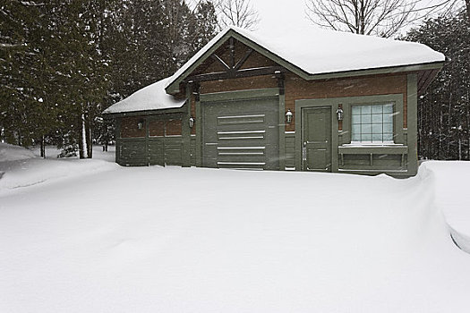 郊区住宅,车库,暴风雪