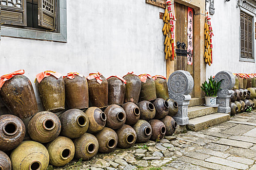 安徽呈坎堆满陶瓷罐的古村小巷